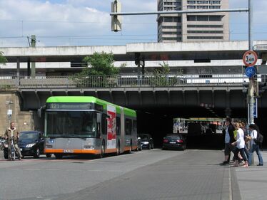 „Posttunnel” mit 3,60 m max. Durchfahrtshöhe und Citaro-Bus (Höhe 3,08 m)